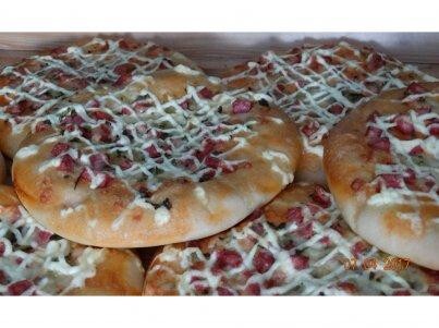 Пицца с колбасой и сыром