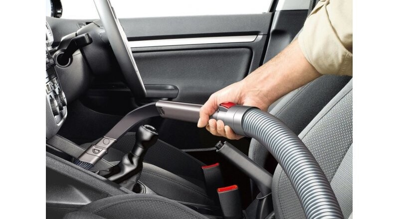 Уборка салона автомобиля пылесосом