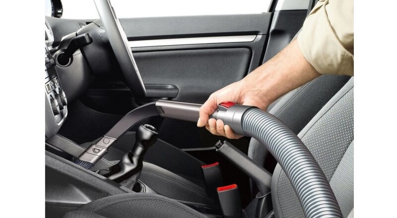 Уборка салона автомобиля пылесосом