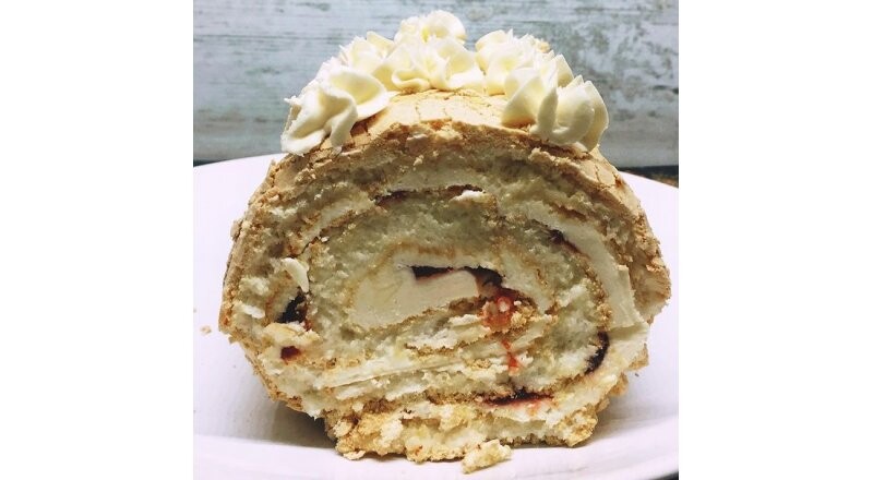 Рулет меренговый с масляным кремом 
