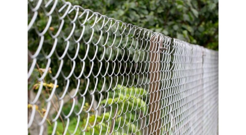 Монтаж забора из сетки рабицы