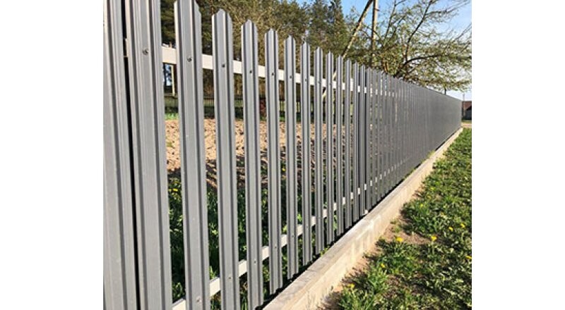 Установка забора из евроштакетника