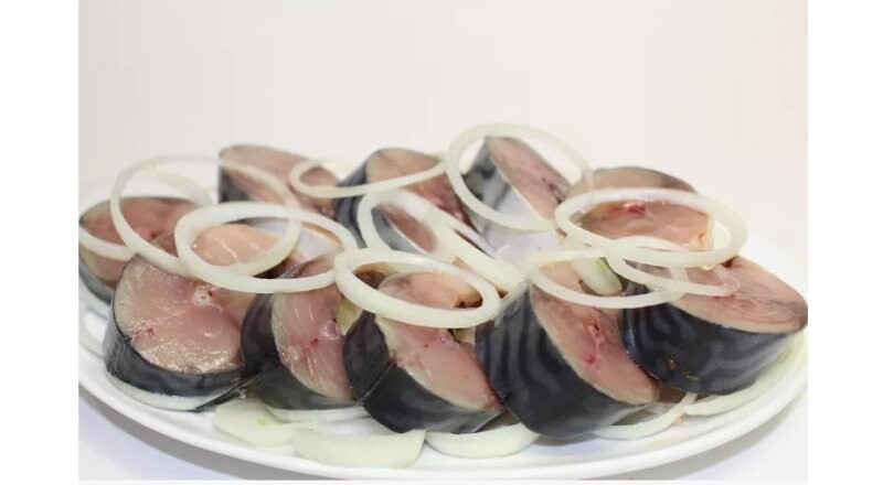 Скумбрия с луком, кусочки