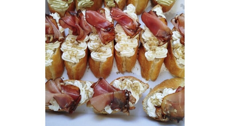 Брускетта с Хамоном 