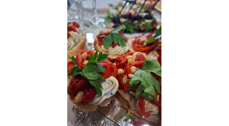 Брускетта с вялеными томатами