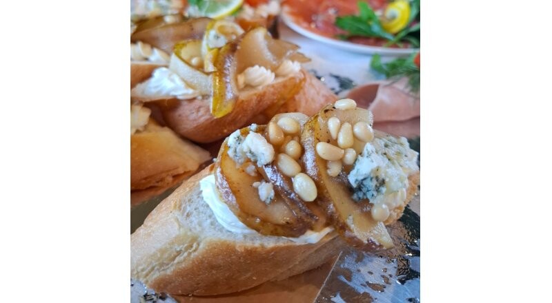 Брускетта с медовой грушей