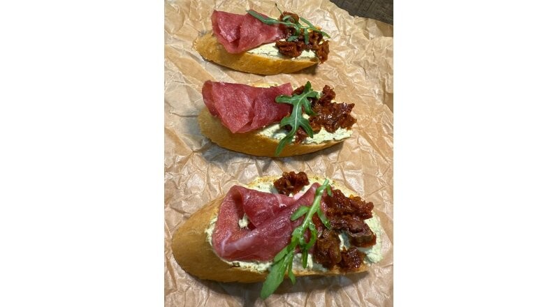 Брускетта с гуакамоле из авокадо и тартаром из тунца