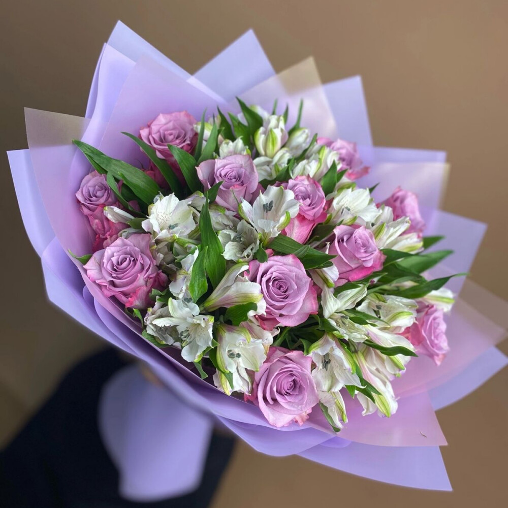 Букет Лиловый из розы Эквадор и Альстромерии