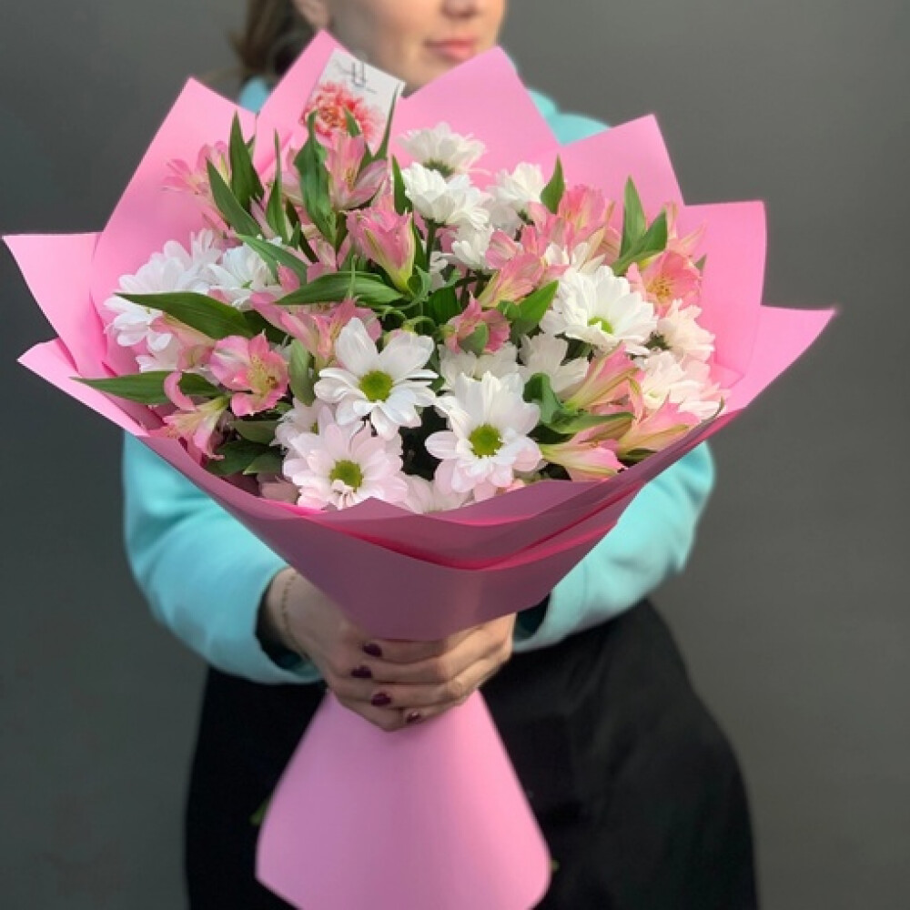 Весенний букет (с ромашкой и альстромерией)