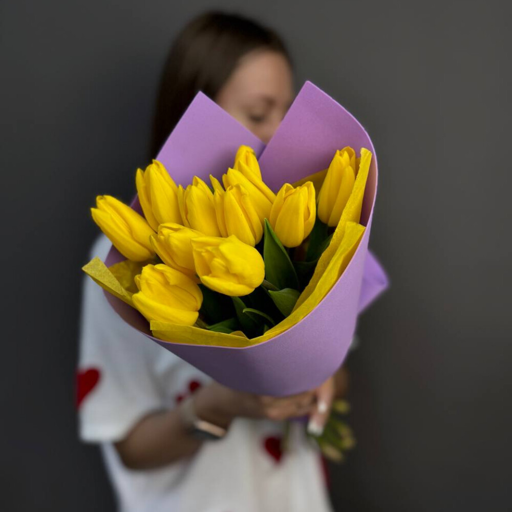 11 тюльпанов в стильной упаковке