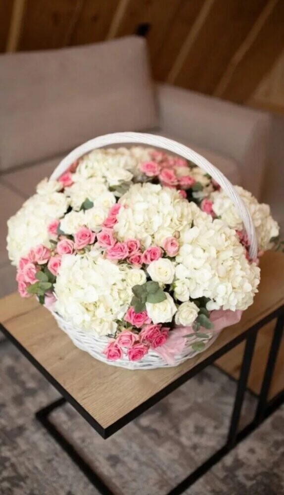 Цветочная композиция в корзине