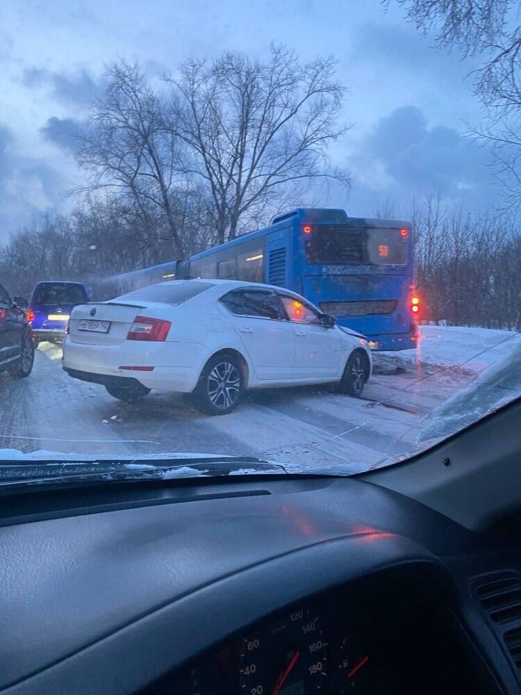 Автобус и легковушка столкнулись в Кемерове